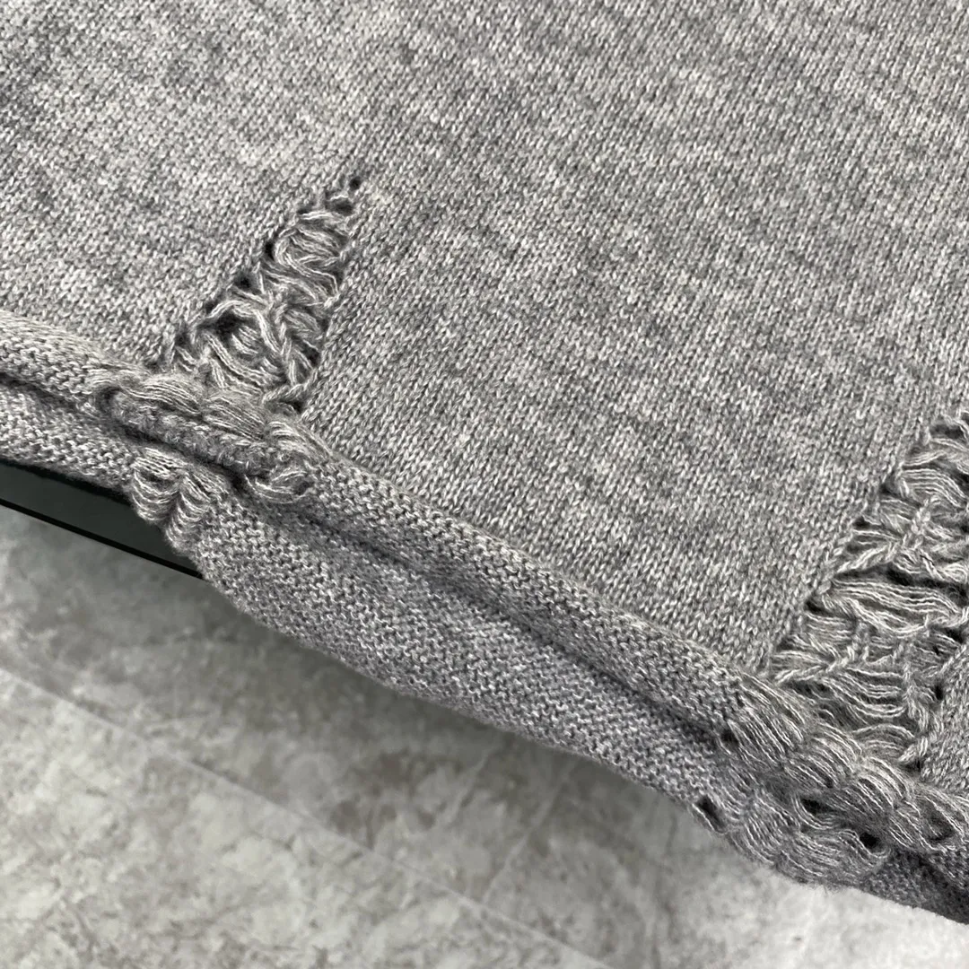 P230 High-quality Chrome Hearts CH Chrome Hearts patchwork cross hole knitted sweater pullover. The popular style is the same for men and women. It is matched with black and white. It looks good in real life. The upper body is good-looking. It looks good in daily wear. It is even more photogenic. It’s hard not to buy it. Buy it for me!!! Believe me, no one can refuse such a long Chrome Hearts jacket. The version has been expanded based on the old version. The upper body is loose and stylish, and the hem is expanded to a casual design. Fat people look extremely slim, thin people have limited height and high-end. Ten thousand yuan ZP printing, 1:1 perfect restoration, looks good when worn alone or stacked, can be easily controlled by both men and women. If you care more about quality, you must also respect the price. It is completely different from the thin see-through bottoms and junk products on the market that pill when worn. If the style makes you shine at a glance, then quality is what you should pay more attention to. Compared with price, we focus on quality. Customers who have received my products all know it. ️️️ Sweaters on the market are generally made of bract core yarn. We use modal. The advantages over core-spun yarn are very intuitive: high cost, high price, high density, relatively expensive for developers, and let us make a lot less money. In addition, it is delicate, has no scum on the upper body, resists pilling, and is high-end. We are conscientious sellers and do not use core-spun yarn. Apart from being cheap, core-spun yarn is really useless. It shrinks, pills, hooks, and makes people pierced. He is proficient in everything. It is 2024. Who doesn’t want to look decent when they go out? Quality determines the upper body effect. No matter how bad the quality, the best style is still the temperament of the urban-rural fringe. We only do long-term business. Quality determines character. Take it back and wear it with confidence and wash it. The quality of the pattern will definitely make your eyes shine. We only make the right version of high quality. We make high-end hard goods. Reject junk goods and reject fast food. Conscientious quality and conscientious price. You deserve it!  Color: Black White Gray Red Size: S M L